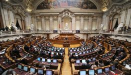Скоро исполнится три года, как в Португалии была достигнута договорённость о создании социалистического правительства меньшинства, поддержанного в парламенте радикальными левыми силами – Левым блоком(ЛБ) и Португальской коммунистической партией (ПКП). Доселе невиданный «перекрёстный» союз левых сил Португалии принес за неполные три года вполне осязаемые плоды для граждан этой страны.