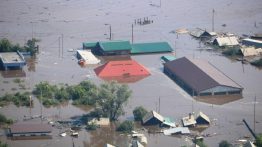 В Иркутской области беспрецедентная катастрофа. Затоплено 28 населенных пунктов. Только в одном Тулуне река Ия поднялась на 14 метров. Во многих местах вода затопила многоэтажки, поднялась до 3 этажа
