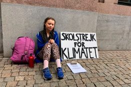  Почти всякая новостная сводка Евроньюс теперь не проходит без упоминания Греты Тунберг, 16-летней школьницы, "возглавляющей" движение по борьбе с климатическими изменениями.