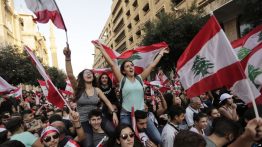 В октябре в Ливане начались протесты, которые их участники называют "революцией". На пике протестного движения на улицы вышли 1,5 миллиона человек — четверть населения страны.