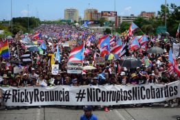 Лето 2019 года станет важным моментом в истории Пуэрто-Рико. В период с 10 по 25 июля уличные протесты, небывалые по своей интенсивности, настойчивости, разнообразию и размеру, привели к беспрецедентному результату: высший государственный был вынужден уйти в отставку.