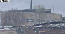 В Верхнем Уфалее, одном из моногородов Челябинской области, рабочие остановленного НПП «Микрон» самостоятельно запустили завод и отделили его баррикадами от остальной промплощадки.