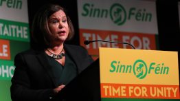 Если верить опросам общественного мнения, благодаря сегодняшним ирландским выборам можно наблюдать, как молодые избиратели и представители рабочего класса стекаются к партии Шинн Фейн (Sinn Féin) нанося удар по доминирующим правым партиям страны.