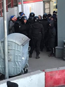 В Москве продолжаются столкновения между активистами и полицией, вызванные попытками власти проложить дорожный проект т.н. «южной хорды» через радиоактивный могильник. Активную роль в сопротивлении играет «Гражданская солидарность».