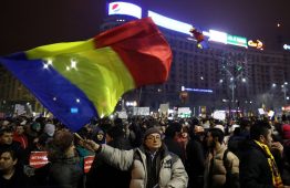 Новая конституция от 1991 года закрепляла за гражданами Румынии права и свободы, принятые в демократическом государстве, проводилась либерализации цен и приватизация предприятий. Румыния твёрдым шагом стремилась к демократическому будущему.