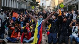 В прошлом году, 21 ноября, колумбийский народ массово вышел на улицы, чтобы отвергнуть политику правительства во главе с президентом Иваном Дуке. В частности, народ призвал правительство отказаться от двух направлений политики.
