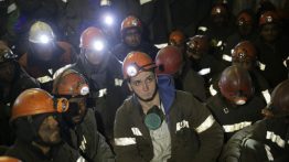 5 августа на шахте «Комсомольская» в ЛНР началась забастовка подземных рабочих второй смены. Причиной послужила задолженность по заработной плате за март и апрель, которые руководство неоднократно обещало погасить. 