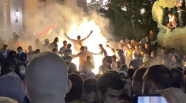 В столице Сербии Белграде массовые протесты против власти. Неорганизованные протестующие толпы пытались проникнуть в здание Парламента Сербии, но были разогнаны полицией, использовавшей дымовые шашки, газовые гранаты.