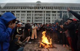 4 октября в Кыргызстане состоялись очередные парламентские выборы, обернувшиеся сначала фальсификацией, а затем массовыми волнениями, приведшими к смене власти в республике