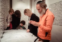 В галерее «ГРАУНД Солянка» прошла выставка «Найди Еврея. 3D–повесть» — совместный проект журналиста Анны Наринской, куратора Кати Бочавар и дизайнера Игоря Гуровича.