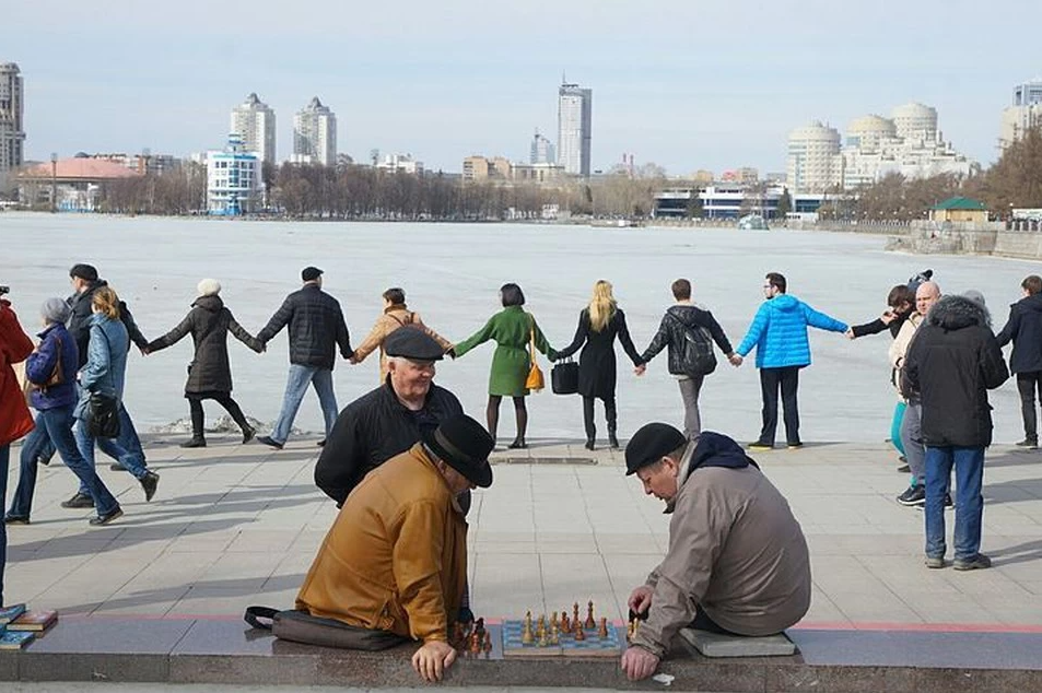 Как зовут жителей города. Жители Екатеринбурга. Горожане Екатеринбург. Городской житель Екатеринбург. Жители Екатеринбурга обнимают пруд.