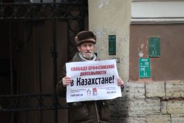 17 декабря, в девятую годовщину расстрела бастующих нефтяников Жанаозена, у стен генконсульства Казахстана в Санкт-Петербурге прошла акция солидарности в рамках международной кампании. На поддержку вышли активисты РКРП, Левого блока и РКСМ(б). 