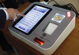 Скандал с электронным голосованием в Москве поставил перед избирательным законодательством проблему. Можно ли в отсутствие избирателя «живьем» на избирательном участке соблюсти законодательно обусловленные прозрачность и одновременно тайну его голосования?