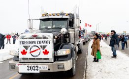В конце января 2022 года жители Канады могли в самых разных частях страны видеть одно и то же захватывающее зрелище. Тысячи грузовиков украшенных национальными флагами, лозунгами, а иногда и флагами отдельных штатов, двигались по дорогам в сторону столицы — Оттавы. Это был протест против принудительной вакцинации, получивший название Freedom Convoy 2022