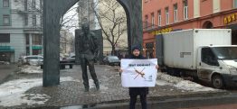 23 февраля, в день защитника отечества, (ставший в путинской России днем пропаганды милитаризма) активисты Левого социалистического действия организовали серию одиночных пикетов против войны с Украиной