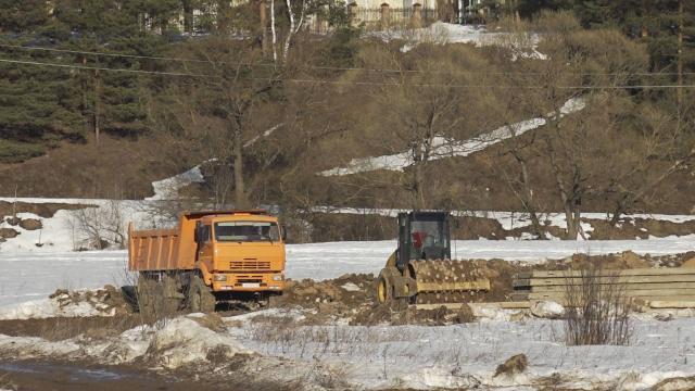 Вблизи деревни Красновидово с января 2022 года ведутся земляные работы. Ранее мы рассказывали, что здесь планировали построить коттеджный посёлок. Обеспокоенные жители обратились в суд