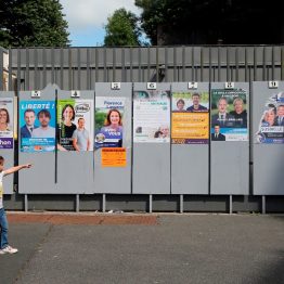 Какой бы интересной и непредсказуемой для специалистов ни была электоральная кампания к выборам в нижнюю палату французского парламента, для самих граждан Французской Республики она оказалась, видимо, не столь захватывающей. К исходу воскресенья, 12 июня стало ясно, что в голосовании приняло участие рекордно низкое количество избирателей, всего 47,5%