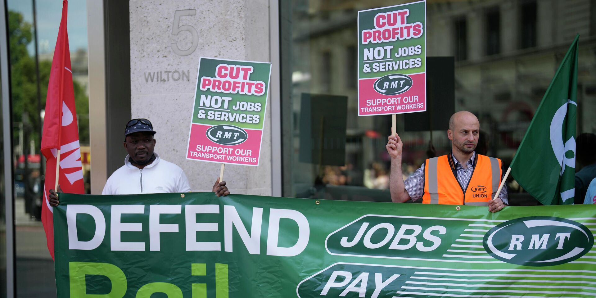 В Великобритании прошла самая массовая за 30 лет забастовка железнодорожных работников под предводительством крупнейшего в Британии Национального профсоюза морских, железнодорожных и транспортных работников (RMT). Забастовка прервала движение поездов на 3 дня: 21, 23 и 25 июня. Железнодорожники выступали за индексацию заработных плат на уровне инфляции, улучшение условий труда, а также против сокращения более чем 2500 работников и увольнений ради перевода в аутсорс