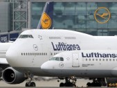 Масштабная забастовка 5000 пилотов немецкой авиакомпании Lufthansa продолжается третий день без признаков скорого разрешения трудового конфликта: очередные контакты представителей летного состава с работодателями запланированы лишь на эти выходные. Авиаперевозчик был вынужден отменить на эти три дня без малого 4000 рейсов или почти 9 из 10, что нарушило планы около 425 тысяч пассажиров и грозит компании […]