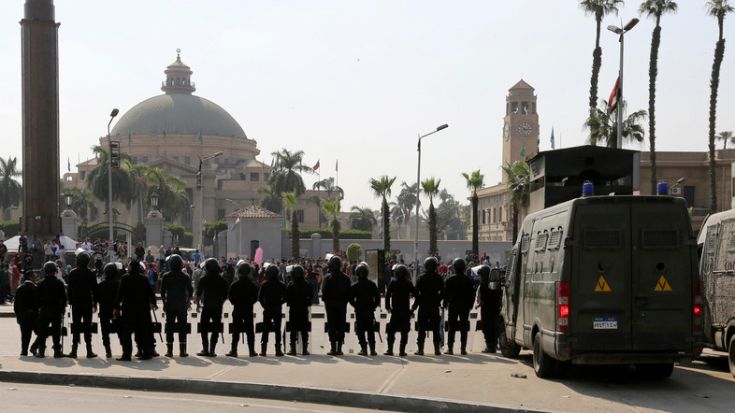 Генерал полиции Египта погиб в результате взрыва рядом с университетом Каира. Еще четыре человека ранены. Всего взрывов было два, они произошли с небольшой разницей во времени на площади Эн-Нахда перед зданием инженерного факультета Каирского университета. Правоохранительные органы Египта сообщили, что взрывные устройства были самодельными и были рассчитаны на то, чтобы ранить полицейских, стянувшихся к университету […]