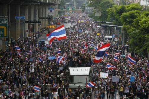 Бангкок захлестнули антиправительственные манифестации. Организаторы митингов требуют роспуска правительства и парламента. Оппозиционеры намерены продолжать свою акцию протеста до тех пор, пока не будут выполнены их требования. Главное из них — отставка нынешнего кабинета во главе с Йинглак Чинават, сестрой свергнутого в 2006 году и находящегося в изгнании миллиардера Таксина Чинавата. Протестующие убеждены, что он по-прежнему правит […]