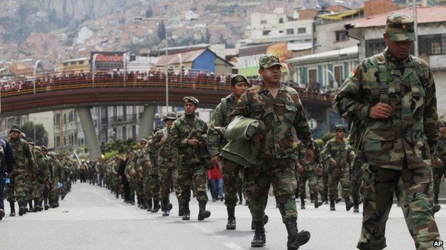 Более 700 военнослужащих были уволены из рядов боливийской армии за участие в протесте против дискриминации и проявлений расизма со стороны офицеров. Власти обвинили отправленных в отставку солдат в подстрекательстве к мятежу и подрыве чести вооруженных сил, — передает BBC. Военнослужащие, выступающие против дискриминации в армии представителей коренных народов Боливии, обвинения опровергают. Митингующие требуют встречи с президентом […]