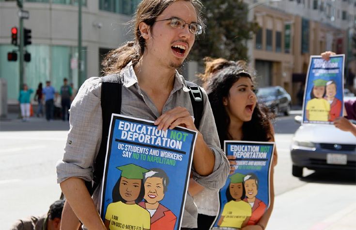 Cтуденты Бекрли с плакатами против Джанет Наполитано. © dailycal.org