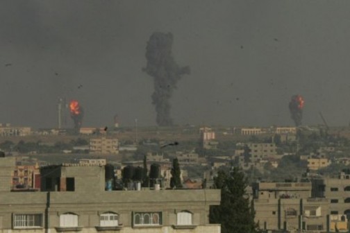 Власти Израиля объявили о начале крупной воздушной операции в секторе Газа после того, как территория государства подверглась ракетному обстрелу со стороны палестинской группировки ХАМАС, — передает BBC. Целями авиаударов ВВС Израиля стали порядка пятидесяти объектов, в том числе дома лидеров палестинских движений. Сообщается, что в результате, как минимум, было ранено 14 человек. Палестинцы ответили на это […]