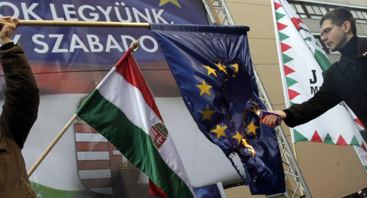 Член венгерской националистической партии "Йоббик" поджигает флаг Евросоюза