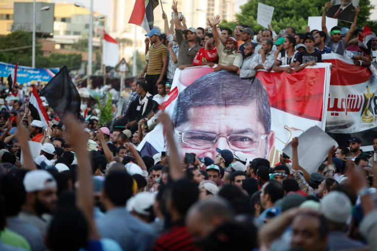Сторонники египетского экс-президента планируют организовать в оставшиеся три пятницы месяца массовые демонстрации в Каире, требуя восстановления Мухаммеда Мурси на посту главы государства, — сообщает РИА Новости. «Эти акции протеста никем не продиктованы. Впереди три пятницы, в ходе которых должен наступить перелом… Все завтра должны выйти в Каире, держа в руках египетские флаги», — сказал во […]
