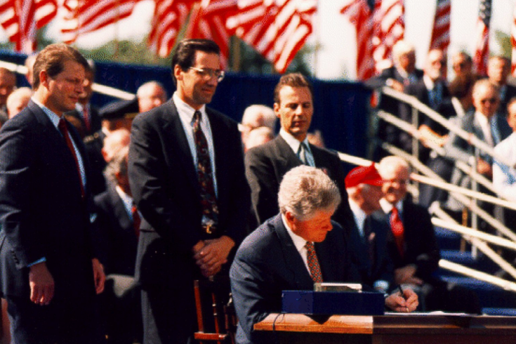 Билл Клинтон подписывает соглашение по НАФТА 8 декабря 1993 года. © huffingtonpost.com 