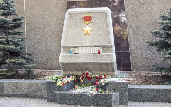 Памятник Городу-Герою Киеву на аллее Городов-Героев в Севастополе, защитники которого обороняли его 72 дня от танковых орд гитлеровцев, а затем боролись в подполье до освобождения города советскими войсками.