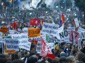 В четверг, 24 октября, в Испании завершилась уже вторая в этом году общенациональная забастовка работников образования — трехдневная серия протестов, проходивших под лозунгом «Нет – реформе Верта». Забастовка объединила студентов и школьников, преподавателей и работников учебных заведений. Преподаватели и учащиеся недовольны бюджетными сокращениями в области образования, утвержденными правительством Мариано Рахоя в рамках политики “жесткой экономии”. Они […]