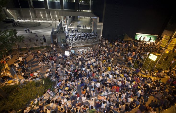 В Гонконге демонстранты отложили переговоры с правительством после того, как недовольные протестами жители попытались вытеснить их с улиц города. В результате противостояние переросло в перепалки, стычки и открытую конфронтацию. Местные жители критикуют демонстрантов за создаваемые неудобства для повседневной жизни и бизнеса, — передает ИТАР-ТАСС. Днем демонстранты приняли поступившее вчера вечером предложение начать переговоры о конституционных изменениях. Позже лидеры […]