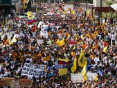 В столице и крупных городах Венесуэлы в среду прошли молодежные манифестации в поддержку правительства и против него. Массовые шествия, приуроченные к Дню молодежи, поначалу обошлись без инцидентов. Однако уже после прохождения колонн манифестантов по улицам столицы начались столкновения демонстрантов с полицией, в ходе которых по меньшей мере трое человек погибли и 26 пострадали, — передает […]