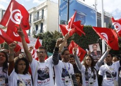 В конце марта в Тунисе проходит очередной Всемирный социальный форум. Страна, первой вставшая на путь «Арабской весны», по-прежнему привлекает взоры левых и альтерглобалистов, хотя восхищение 2011 года постепенно сменяется разочарованием и скепсисом. Ведь после всеобщих выборов в в октябре 2011 г. в Конституционное собрание ведущие позиции в тунисском правительстве заняли исламисты из партии «Ан-Нахда» («Возрождение»), […]