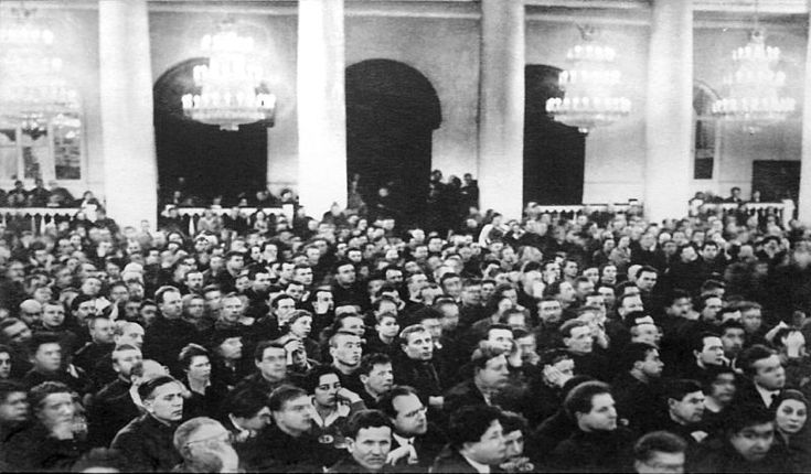 События 25 октября 1917 года знаменовали собой новой поворот революции. Начинался октябрьский период, который впоследствии перерос в ожесточенную гражданскую войну. Большевики, руководствуясь настроениями широких масс и пользуясь их непосредственной поддержкой, низложили непопулярное Временное правительство. Временное правительство в своем последнем, четвертом составе, состояло как из представителей буржуазии, так и из социалистов — меньшевиков и эсеров, поэтому […]