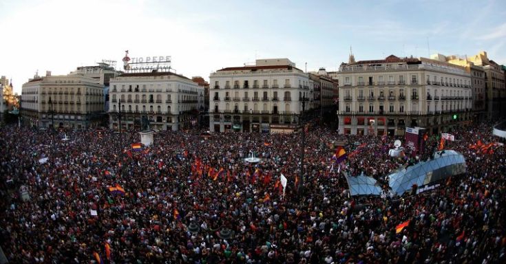 После того как испанский король Хуан Карлос объявил о своем отречении от престола, по всей Испании прошли массовые демонстрации, участники которых требовали отменить монархическую форму правления в стране. Демонстрации прошли в более чем шестидесяти городах Испании. В спонтанных акциях приняли участие тысячи человек. Главные акции протеста прошли вечером в Мадриде на площади Пуэрта-дель-Соль, где собрались более 20 […]