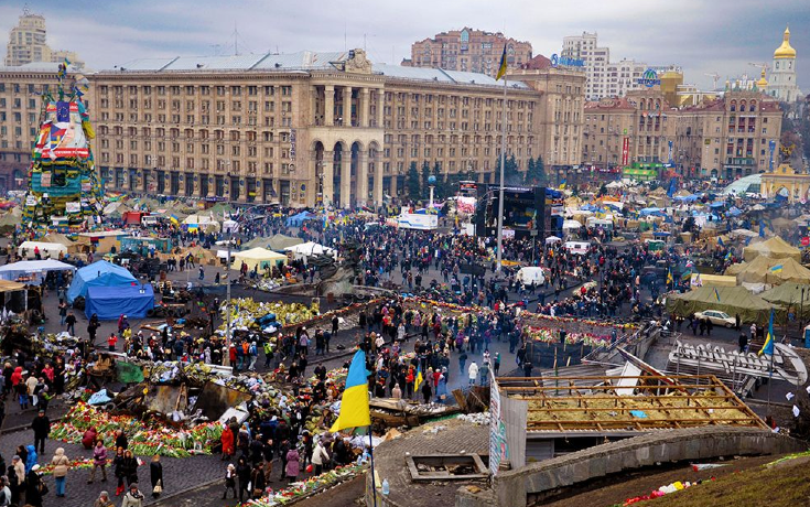 События в Киеве преподносятся российской либеральной прессой как выражение зрелого гражданского протеста, чуть ли не как «буржуазно-демократическая революция», способная (не сразу, так позже) привести к глубоким социальным переменам. При этом игнорируются факты, что Украина и до событий февраля 2014 года была вполне «буржуазной» (в том смысле, что рынок там имел легальный статус) и даже вполне […]