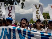 На улицах Каракаса 12 марта вновь вспыхнули столкновения между антиправительственными демонстрантами и военнослужащими, в результате чего еще три человека погибли. Студенты протестовали против ареста их товарищей в начале недели, в так называемый День молодежи, когда Венесуэла отмечала 200-летие битвы, в ходе которой студенты отстояли город Виктория от испанских войск. Ситуация вышла из-под контроля, когда солдаты […]