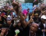 Антиправительственные демонстранты в Таиланде нарушили энергоснабжение штаб-квартиры национальной полиции и близлежащего полицейского госпиталя в Бангкоке, — сообщает РБК. «Могу подтвердить, что протестующие вырвали несколько кабелей питания около штаб-квартиры полиции. Мы используем резервный генератор», — сказал заместитель пресс-секретаря полиции Таиланда Ануча Ромьянан. В тайской столице и ряде других регионов страны четвертый день продолжаются массовые акции протеста, […]