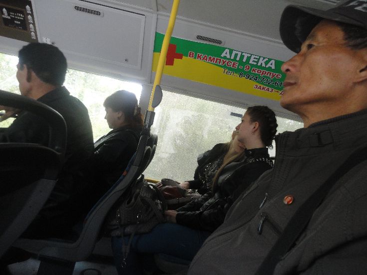 в городском автобусе_кореец со значком