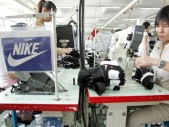 30 тысяч рабочих обувного гиганта Yue Yuen 15 апреля объявили забастовку. Фабрика находится в китайской провинции Гуандун. Рабочие требуют подписания справедливых контрактов, повышения социальных страховых выплат и заработной платы. Акция неповиновения проходит на шести заводах, принадлежащих холдингу Yue Yuen Industrial, крупнейшему в мире производителю спортивной и повседневной фирменной обуви брендов: Nike, Crocs, Adidas, Reebok, Asics, […]