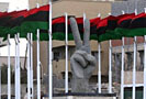 Спустя почти восемь месяцев после смерти  ливийского диктатора, страна пытается возродиться. Основные задачи сейчас: демобилизация армии, оживление экономики и переустройство государства. Три приоритета в стране, которая колеблется между хаосом и надеждой. 