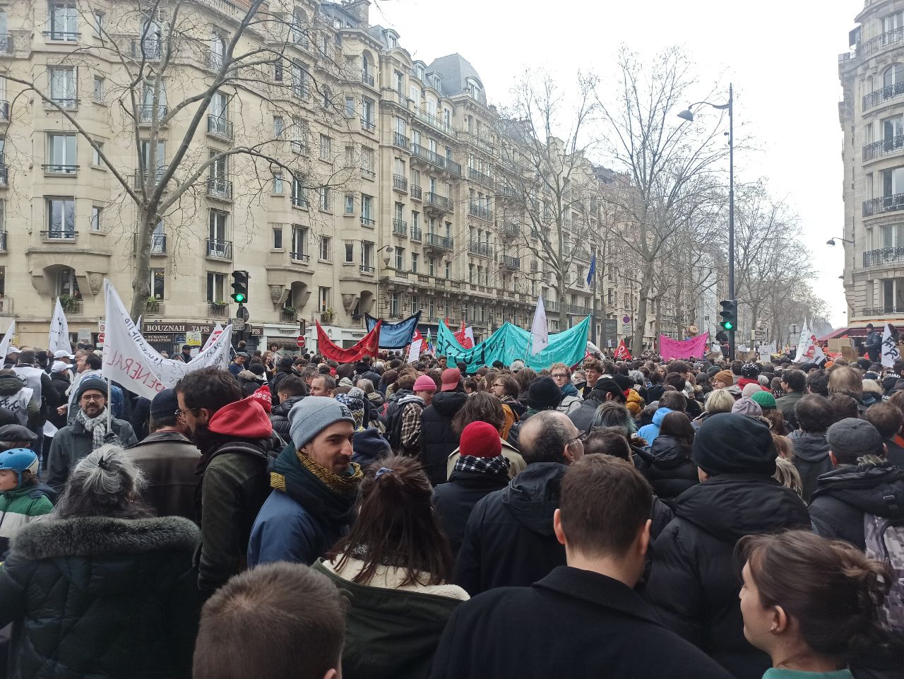 6-й раунд противостояния трудящихся и правительства во Франции на ниве пенсионной реформы рискует стать самым затяжным и напряжённым. Профсоюзы объявили бессрочную забастовку, уличные протесты всё чаще напоминают бойню, накал страстей лишь нарастает