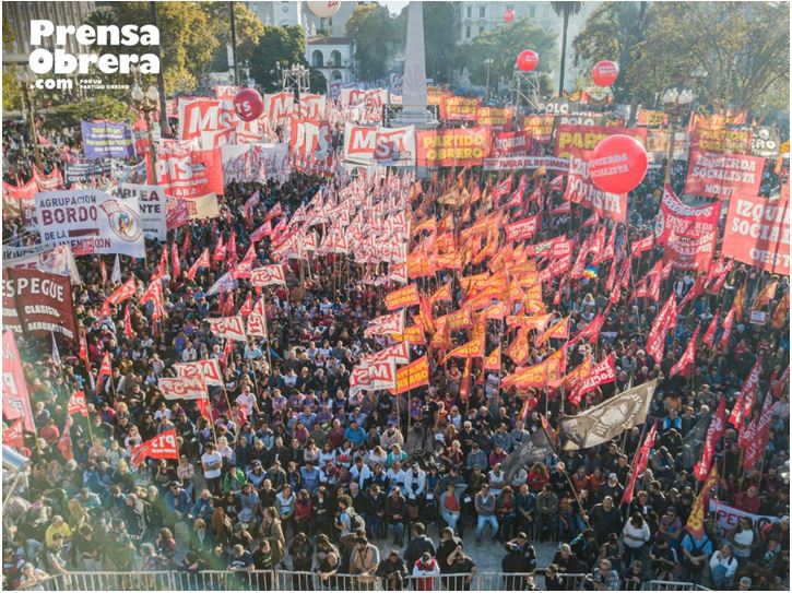 1 мая в Буэнос-Айресе состоялись два крупных политических митинга: митинг Левого и рабочего фронта (FIT-U) под лозунгом “Нет МВФ и капиталистической политике” и митинг лояльного правительству Союза работников народного хозяйства (UTEP) с примкнувшими к нему организациями, под лозунгом “Нет МВФ”