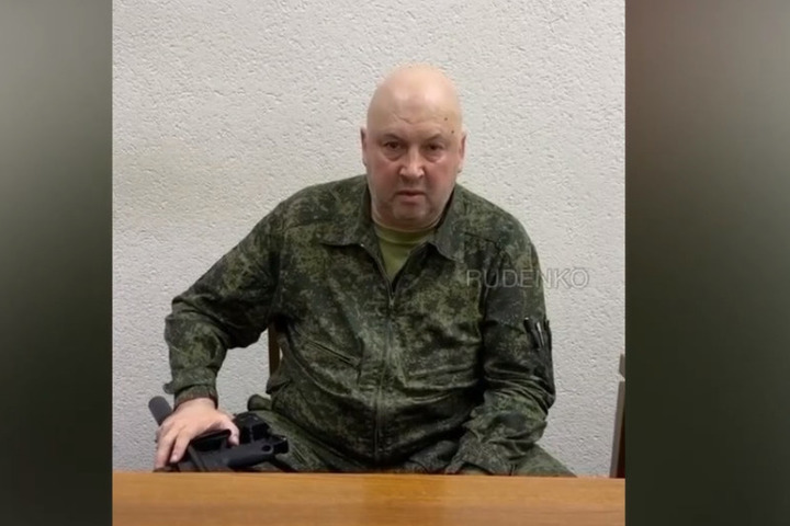 Сообщают, что пропавший генерал Суровикин «отдыхает» в Ростове. Правда, ранее сообщалось, что он проводит отпуск на Байкале. Хорошо, когда страна большая. Можно потеряться так, что не найдешь