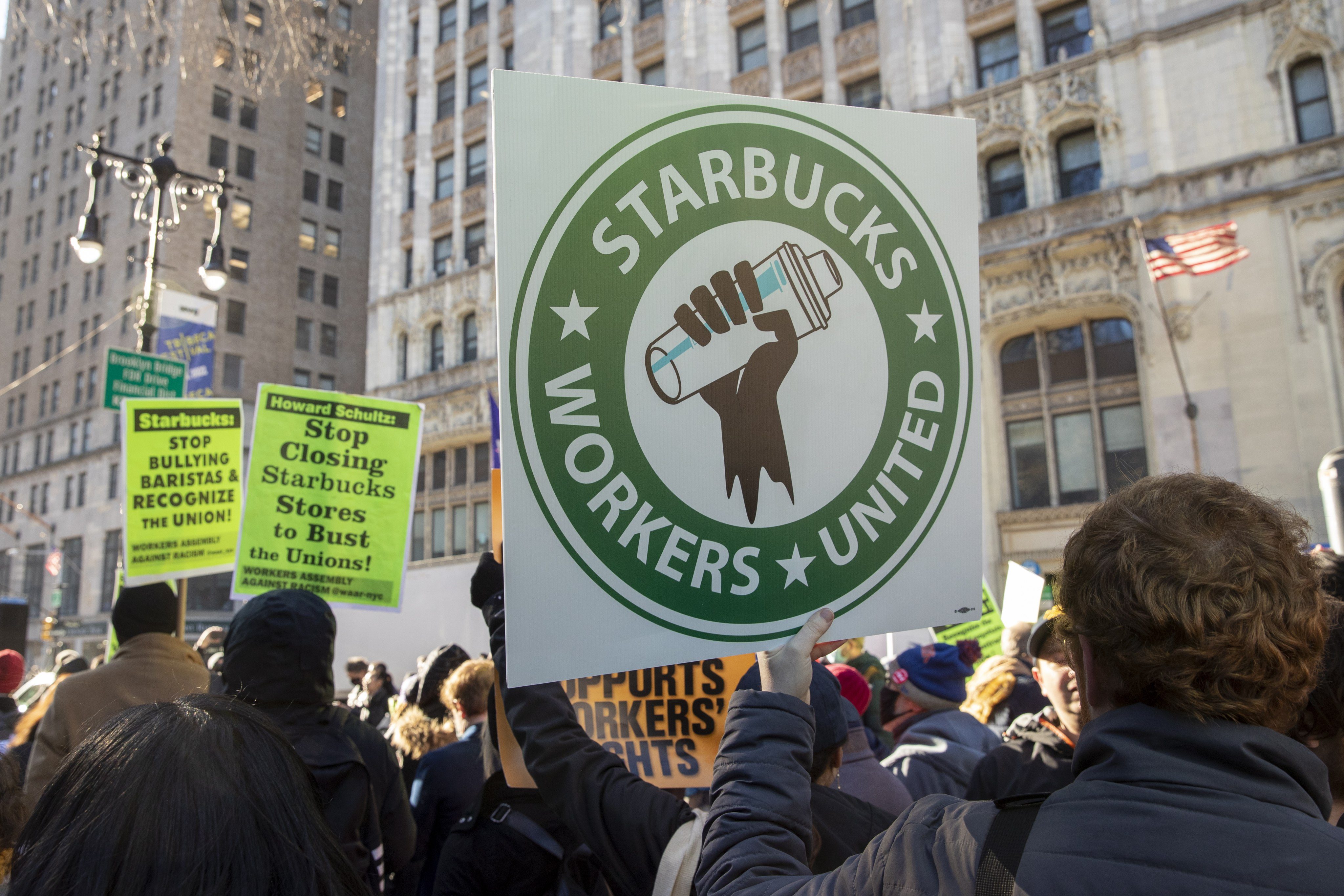 Миллиардеры – такие, как, например, бывший генеральный директор Starbucks Говард Шульц - любят утверждать, что мы должны быть благодарны им за все те рабочие места, которые они создают. Но сверхбогатые не создают рабочих мест в каком-либо значимом для общества смысле — они просто пожинают плоды владения активами и труда своих работников