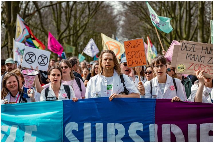 6 апреля экоактивисты из Extinction Rebellion (далее XR) провели в Гааге 37-ую акцию против субсидий большим нефтяным компаниям.
Мы поговорили с Бартом - одним из активистов XR, пришедших на акцию